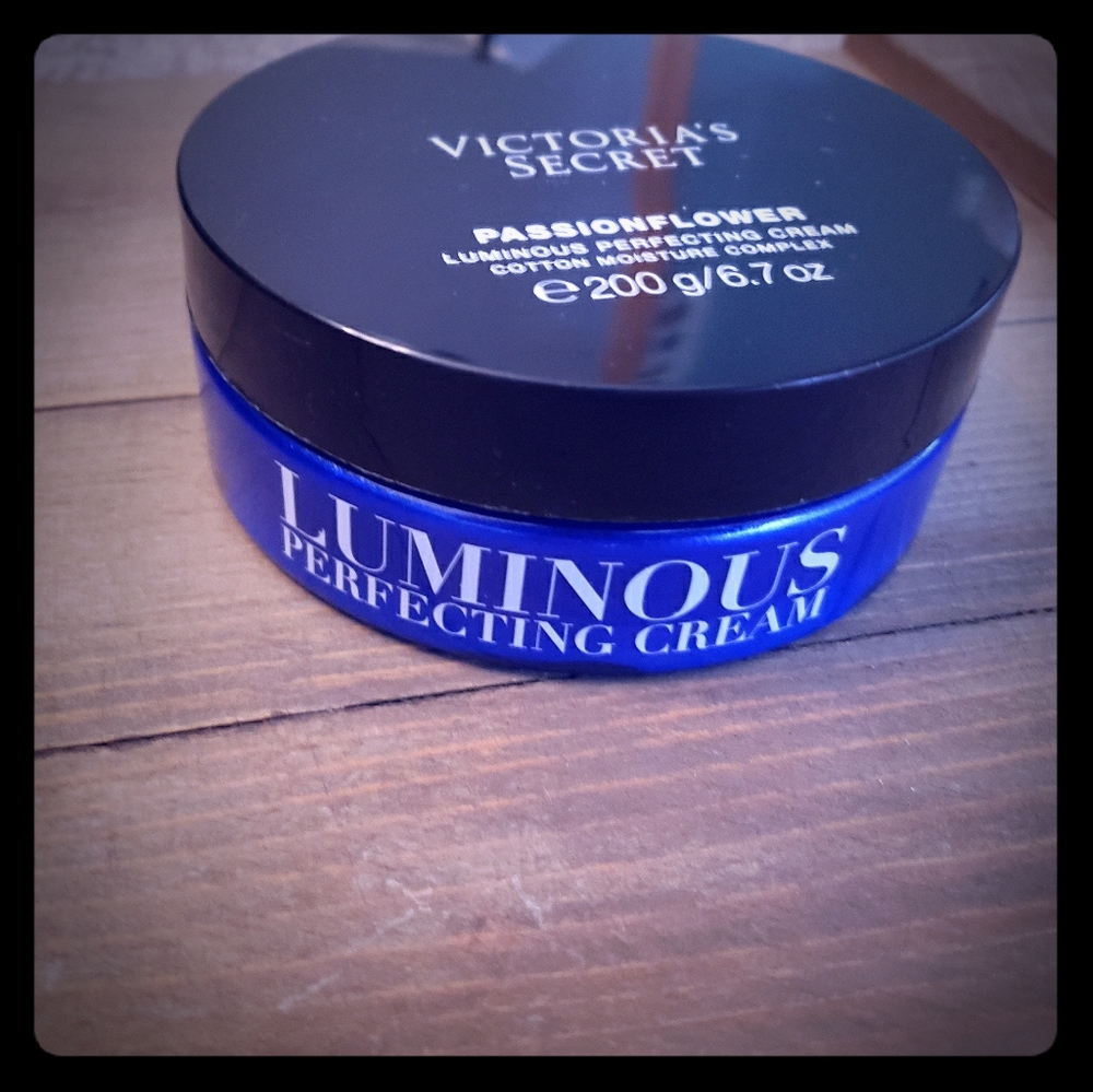 SOLD-Victorias Secret Luminous Perfecting Cream